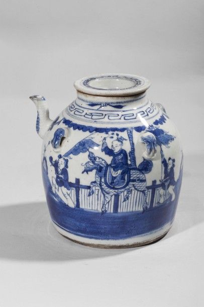 Arts d'Asie Suite de onze verseuses en porcelaine blanc bleu. Chine. Dynastie Qing....