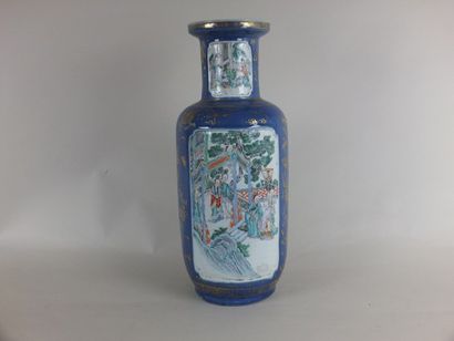 Arts d'Asie Vase cylindrique à épaulement arrondi en porcelaine famille rose décoré...
