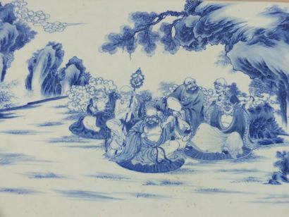 Arts d'Asie Plaque de porcelaine décorée en bleu cobalt sous couverte d’une assemblée...