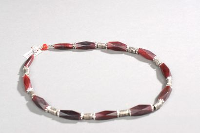 Arts d'Asie Collier recomposé selon la tradition de perles de corne et métal argenté....