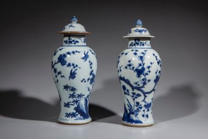 Arts d'Asie Paire de vases couverts en porcelaine blanche décoré en bleu cobalt sous...