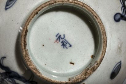 Arts d'Asie Coupelle creuse sur pied en couronne en porcelaine blanc bleu à décor...