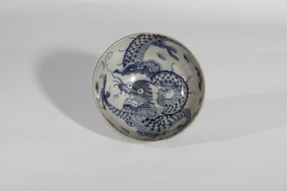 Arts d'Asie Coupelle creuse sur pied en couronne en porcelaine blanc bleu à décor...