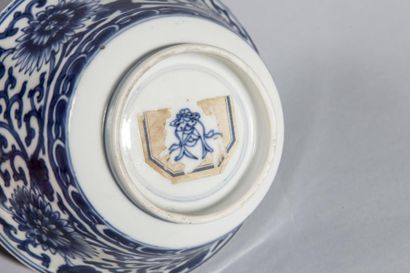 Arts d'Asie Coupe creuse sur pied en couronne en porcelaine blanche décoré en bleu...