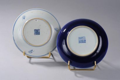 Arts d'Asie Deux assiettes en porcelaine blanche décoré en bleu cobalt sous la couverte...