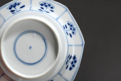 Arts d'Asie Service à sorbets et présentoir en porcelaine blanc bleu décorés de motifs...