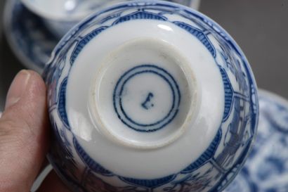 Arts d'Asie Service à sorbets et présentoir en porcelaine blanc bleu décorés de motifs...