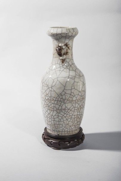 Arts d'Asie Vase balustre en porcelaine à glaçure blanc "ghey yao " craquelé. Chine....