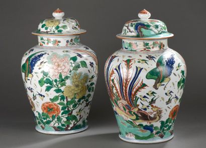 Arts d'Asie Paire de potiches couvertes en porcelaine famille rose décorée de bouquets...
