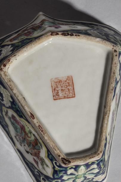 Arts d'Asie Coupelle naviforme en porcelaine famille rose illustré de couples en...