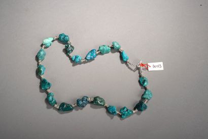 Arts d'Asie Collier recomposé selon la tradition de perles turquoise brutes et petites...