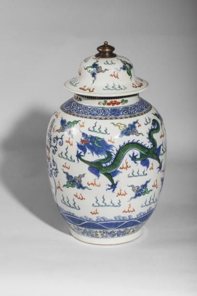 Arts d'Asie Potiche couverte en porcelaine décorée en émaux polychromes de dragons...