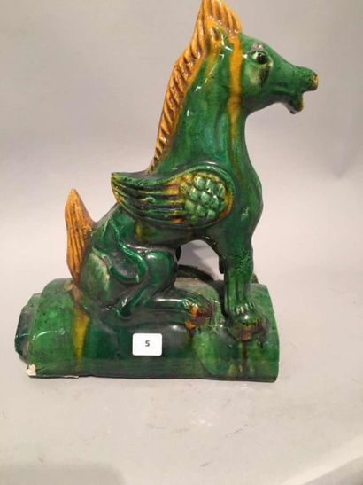 Arts d'Asie Tuile faitière surmontée d'un cheval ailé en céramique à glaçure verte...