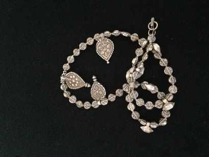 Arts d'Asie Collier recomposé selon la tradition de perles de métal argenté serti...