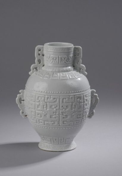 Arts d'Asie Vase de forme" Hu" archaïsant en porcelaine moulé d'un décors de frises...