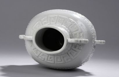Arts d'Asie Vase de forme" Hu" archaïsant en porcelaine moulé d'un décors de frises...