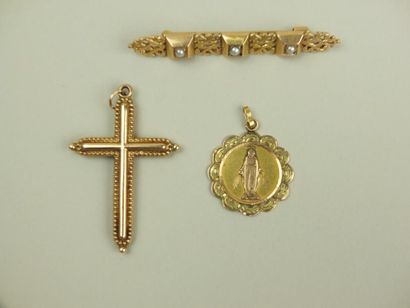 BIJOUX Lot or: croix or jaune bord perlé, broche ajourée or jaune 3 perles, médaille...