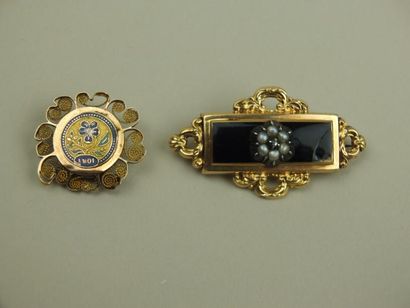 BIJOUX Lot: broche Napoléon III or jaune et onyx monter fleur sertie de perlers et...
