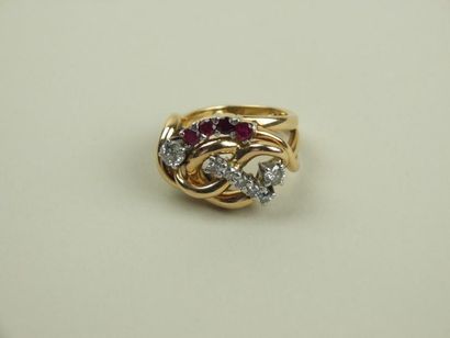 BIJOUX Bague or jaune sertie de diamants et d'une ligne de rubis, ep 1940/1950, PB...