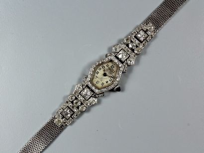 BIJOUX Bracelet montre de dame, la lunette hexagonale en diamants, le tour de poignet...