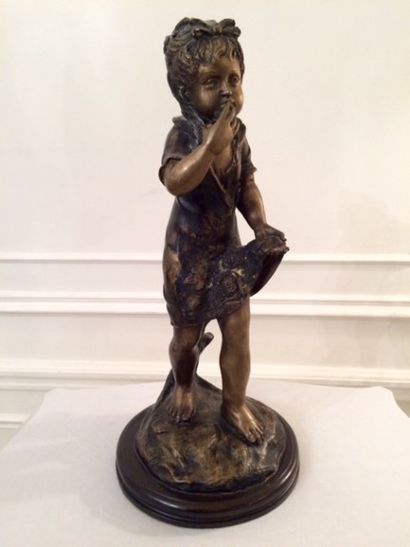 TABLEAUX Ecole française Petite fille envoyant un baiser - Bronze sculpté signé sur...