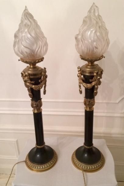 OBJETS D'ART ET DE DECORATION Paire de lampes en forme de flamme décoratives Style...