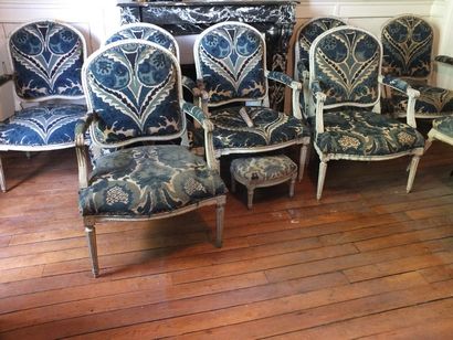 MOBILIER Important mobilier de salon en bois laqué mouluré composé de huit fauteuils...
