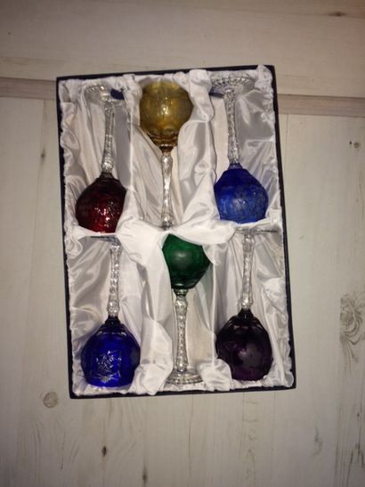 VERRERIES Service de verres en cristal de couleur à vin du rhin