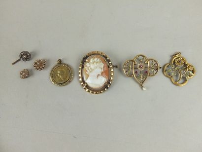 BIJOUX Lot de camée, deux broches et une médaille en plaqué