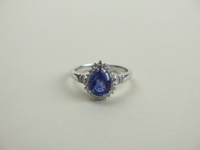 BIJOUX Bague or blanc surmontée d'un saphir de ceylan poire 1,55cts, entouré de petits...