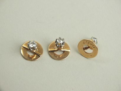 BIJOUX Trois boutons de plastrons en or ornés chacun d'un petit diamant T,A, PB 3...