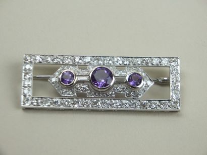 BIJOUX Broche plaque art déco platine, 3 améthystes dans un pavage de diamants (épingle...