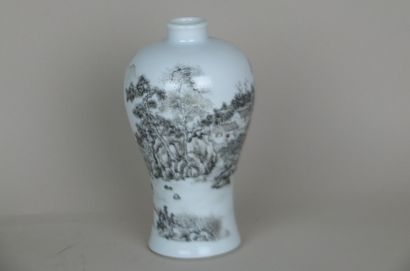 null Vase meïping en porcelaine décoré en grisaille d'un paysage illustrant un hameau...