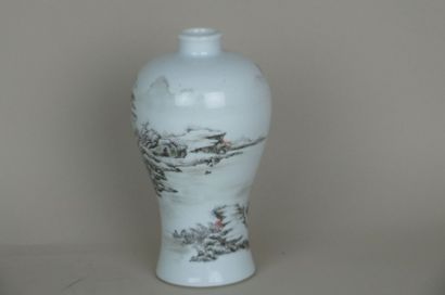 null Vase meïping en porcelaine décoré en grisaille d'un paysage illustrant un hameau...