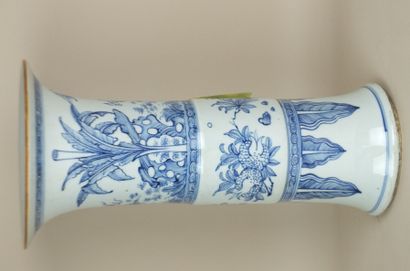 null Vase cornet en porcelaine bleu et blanc décoré d'un kilin et frises florales....