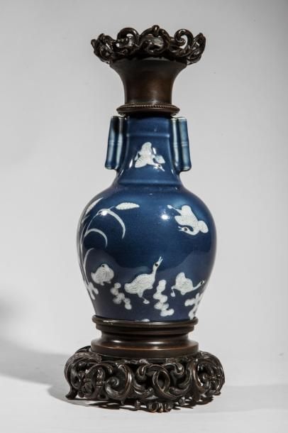 null Vase balustre serti de deux anneaux cylindriques au col en porcelaine décoré...