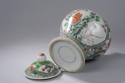 null Potiche couverte en porcelaine de la famille verte décoré en réserve polylobée...