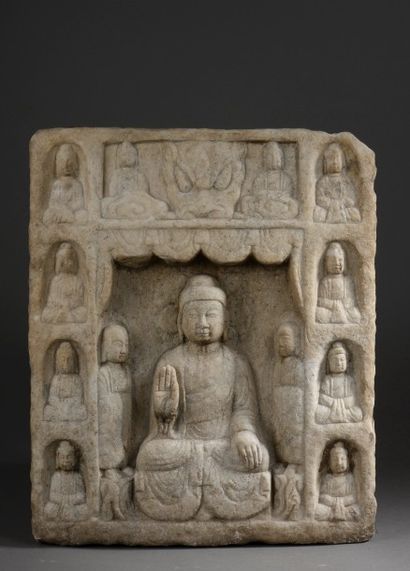 null Stèle Bouddhique illustrant le Buddha Sakyamuni une main en abaya mudra entouré...