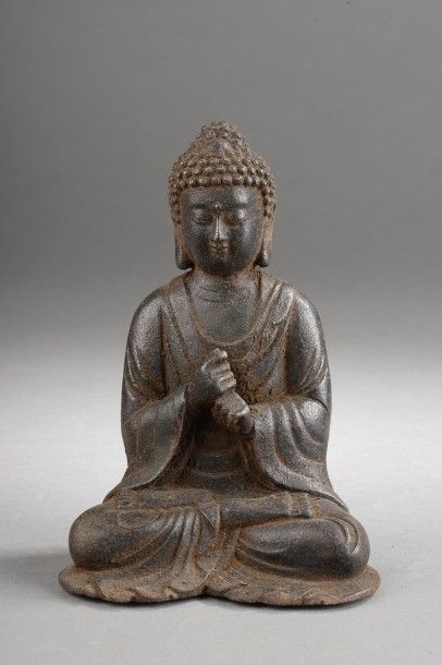 null Buddha assis prêchant la doctrine vêtu de sa robe monastique. Fonte de fer Chine....