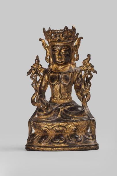 null Le Boddhisattva Kwan Yin Avalokitésvara paré et couronné assis en méditation...