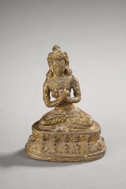 null Le Boddhisattva assis en dhyanasana sur un double socle lotiforme, coiffé d'un...
