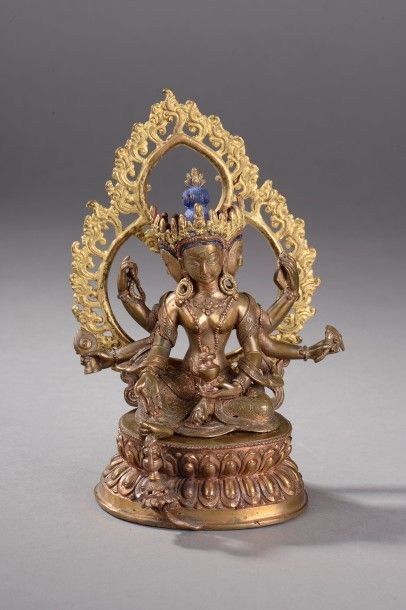 null Prajanaparamita sous une forme à six bras et trois têtes assise en lalitasana...