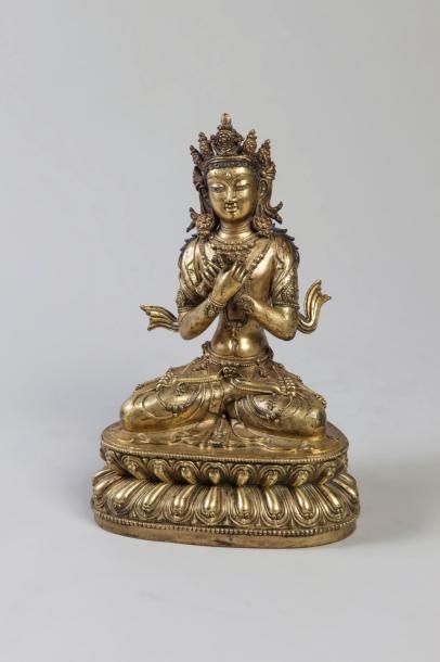 null Vajradara assis en virasana sur un socle lotiforme à double rangées de pétales...