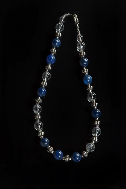 null Collier recomposé selon la tradition de perles de lapis lazuli, cristal de roche...