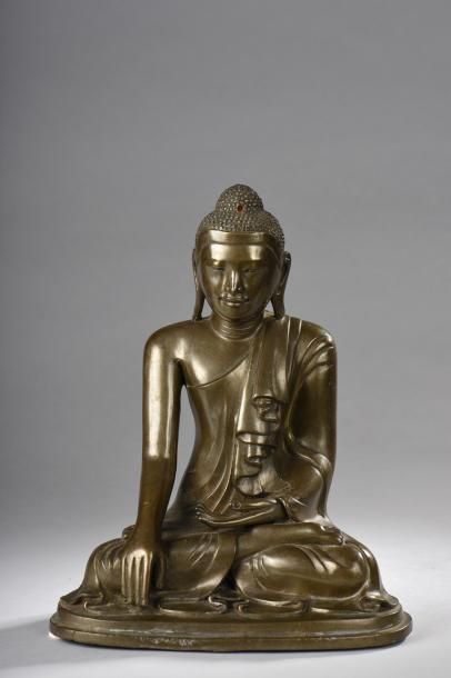 null Buddha Maravijaya assis en bumishparshamudra vêtu de la robe monastique au plissé...