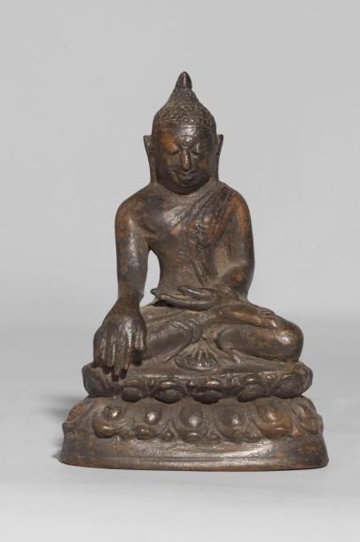 null Buddha Maravijaya assis sur une double base à rangées de lotus vêtu de la robe...