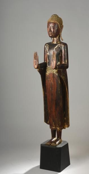 null Buddha debout en posture hiératique les deux mains en abaya mudra geste du renoncement...