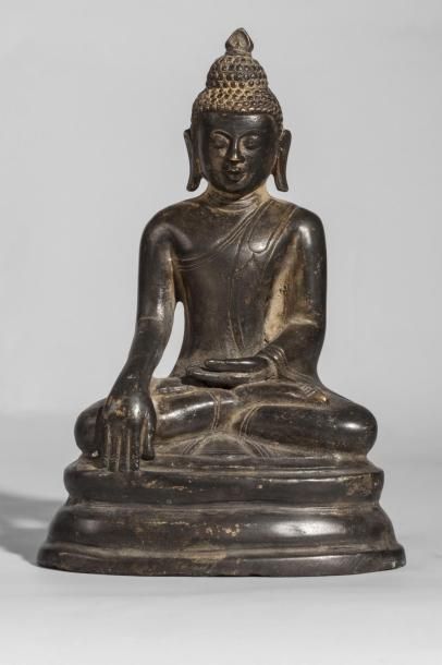 null Buddha Maravijaya assis en virasana et dhyanasana mudra, la main droite en bumishparshamudra....
