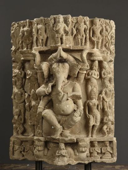 null Stèle illustrant Ganesh dansant entourée au registre supérieure de divinités...