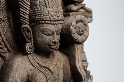 null Stèle illustrant Vishnu assis en lalitasana paré de joyaux, coiffé d'une tiare...